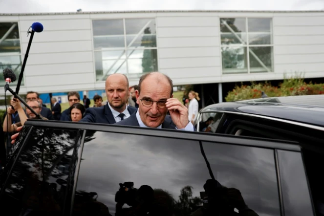 Le premier ministre Jean Castex quitte le site de production de l'entreprise de haute technologie X-FAB à Le Coudray-Montceau, sud de Paris, le 4 juillet 2020
