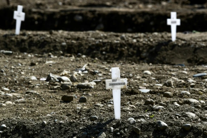 Croix marquant les tombes de personnes mortes du Covid-19 mais dont les corps n'ont pas été réclamés, dans le cimetière Maggiore à Milan, le 23 avril 2020