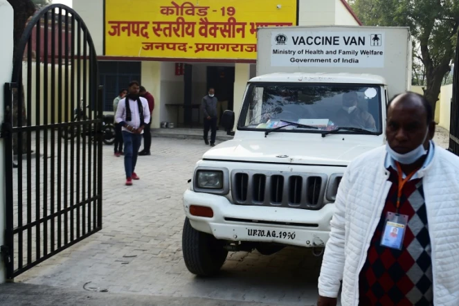 Les vaccins sont acheminés par camions dans les différents centres de vaccination de Allahabad, dans l'Uttar Pradesh, le 15 janvier 2021