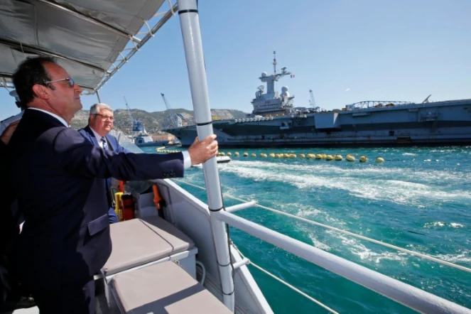 François Hollande devant le porte-avions Charles-de-Gaulle le 27 juillet 2015 dans le port de Toulon