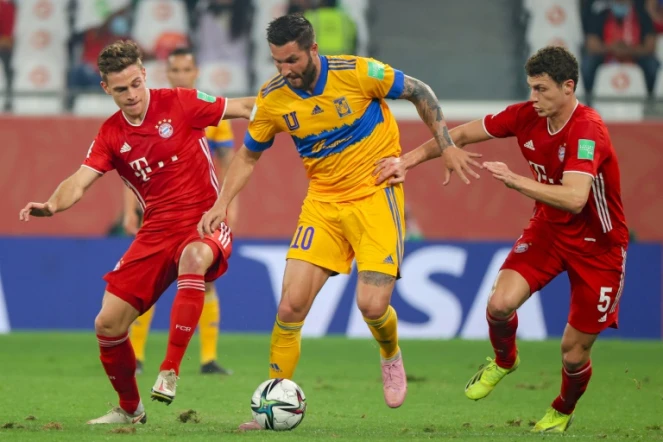 L'attaquant des Tigres André-Pierre Gignac (c) entre le milieu du Bayern Joshua Kimmich (g) et le défenseur Benjamin Pavard, en finale du Mondial des clubs, le 11 février 2021 à Al Rayyan au Qatar