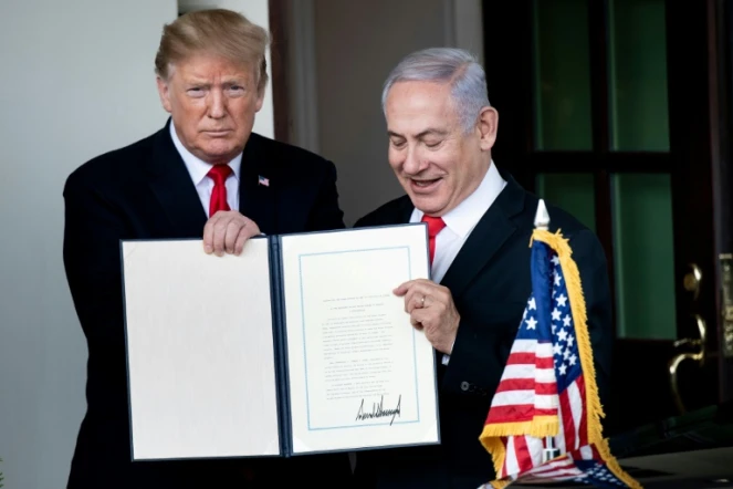Le président américain Donald Trump et le Premier ministre israélien Benjamin Netanyahu tiennent un document actant la reconnaissance par Washington de la souveraineté israélienne sur le Golan annexé, le 25 mars 2019 à la Maison Blanche