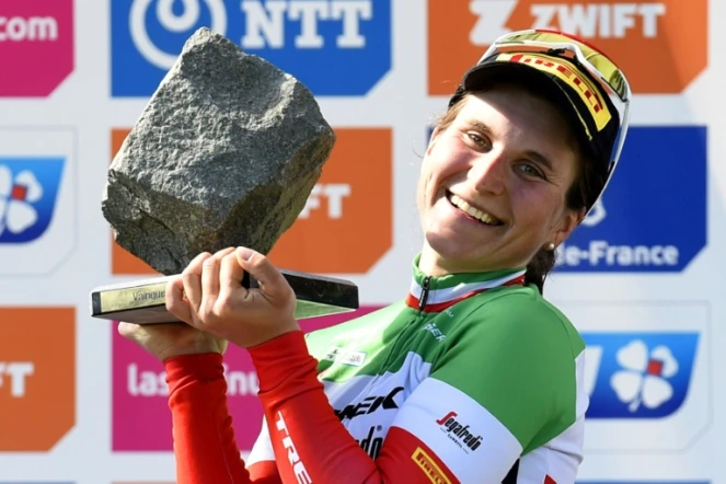 L'Italienne Elisa Longo Borghini soulève le trophée en forme de pavé, après avoir remporté en solitaire la 2e édition de Paris-Roubaix Femmes, le 16 avril 2022