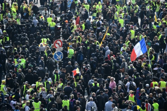 Des manifestants rassemblés devant la tour Montparnasse à Paris, le 1er mai 2019