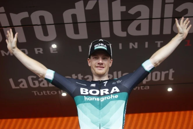 L'Irlandais Sam Bennett sur le podium de la 7e étape du Tour d'Italie, le 11 mai 2018