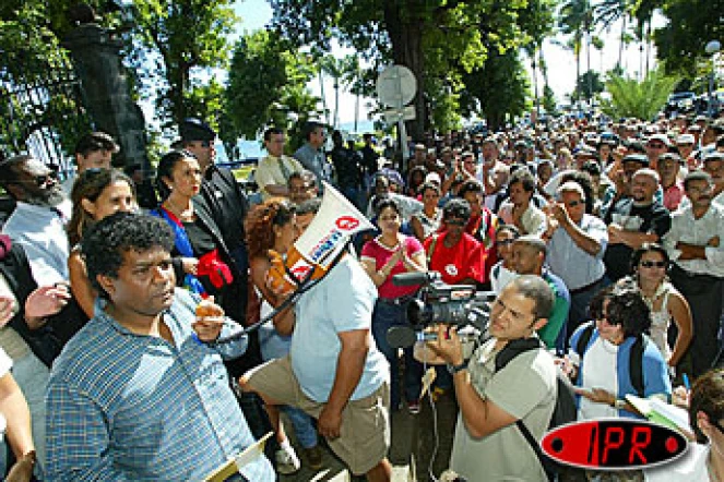 Mardi 18 juin 2003Le collectif emplois en danger à la sortie de la réunion de concertation en préfecture