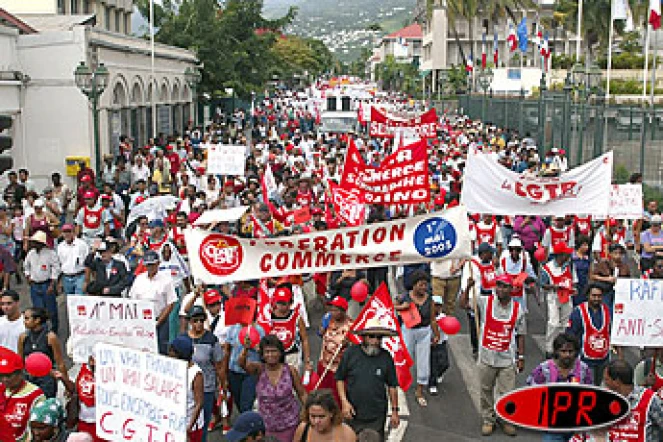 Comme le 1er mai, tous les syndicats du privé et du public appellent à la manifestation pour le 13 mai 2003 à Saint-Paul