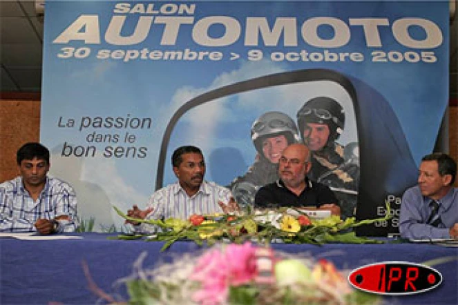 Lundi 26 septembre 2005 -

Le maire de Saint Denis René-Paul Victoria a inauguré le salon automoto qui se tiendra au Parc des Expositions du 30 septembre au 09 octobre