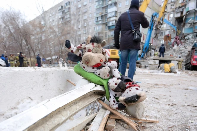 Des jouets déposés sur un mémorial improvisé devant l'immeuble partiellement effondré à Magnitogorsk; le 2 janvier 2019