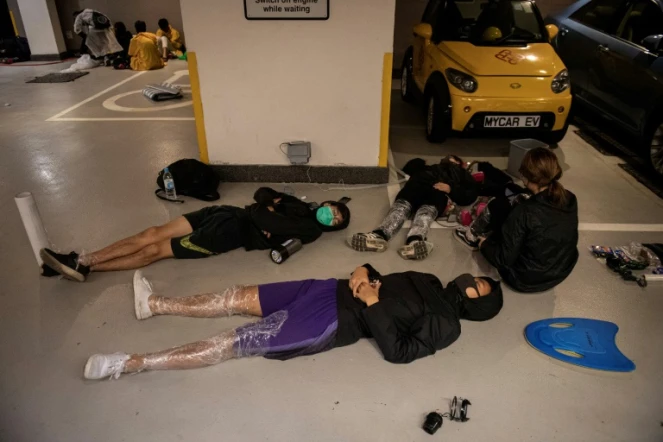 Des manifestants allongés sur le sol d'un parking de l'Université polytechnique de Hong Kong, le 20 novembre 2019