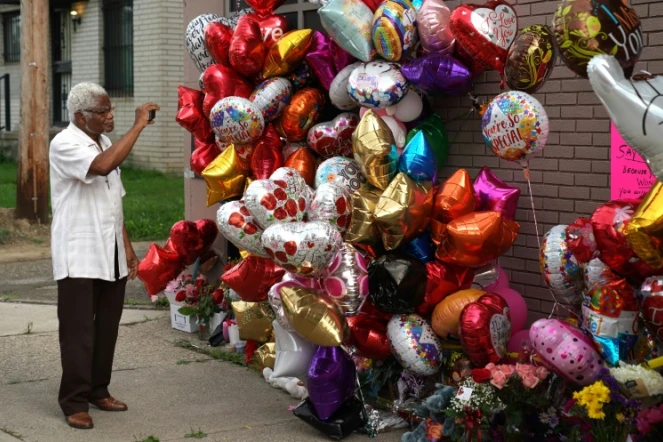 Des admirateurs de la "Reine de la Soul" viennent rendre hommage à Aretha Franklin devant l'église de son père à Detroit, Michigan, le 18 août 2018 