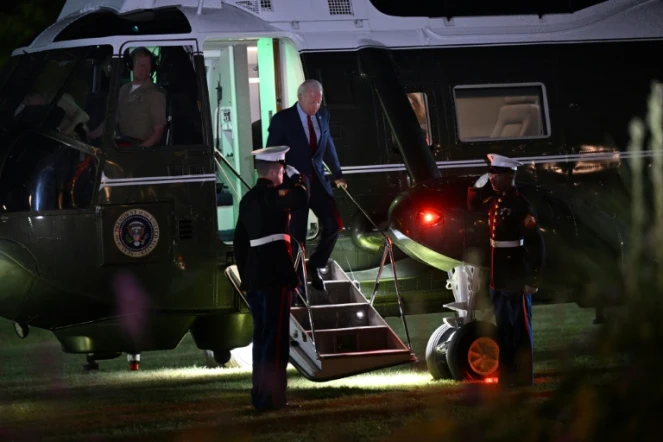 Le président américain Joe Biden débarque de l'hélicoptère Marine One dans la zone d'atterrissage de Winfield House à Londres, le 9 juillet 2023 