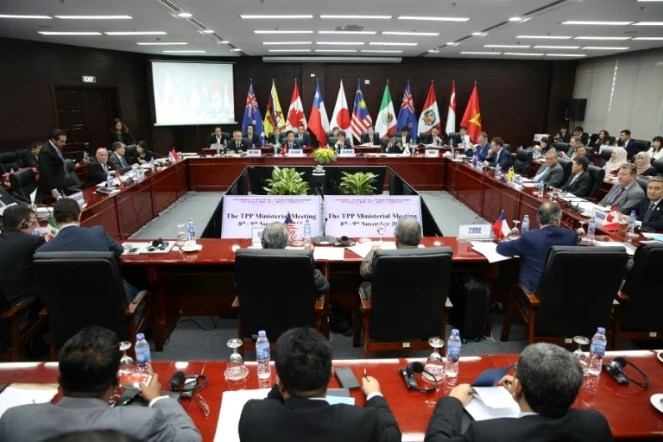 Les ministres du Commerce et autres délégués des pays participants aux négociations pour un vaste accord commercial de libre-échange Asie-Pacifique (TPP), le 9 novembre 2017, lors du sommet de l'APEC (pays de l'Asie-Pacifique) à Danang (Vietnam). 