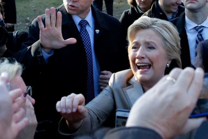 Hillary Clinton entourée de ses partisans juste après avoir voté à Chappaqua, dans l'état de New York le 8 novembre 2016