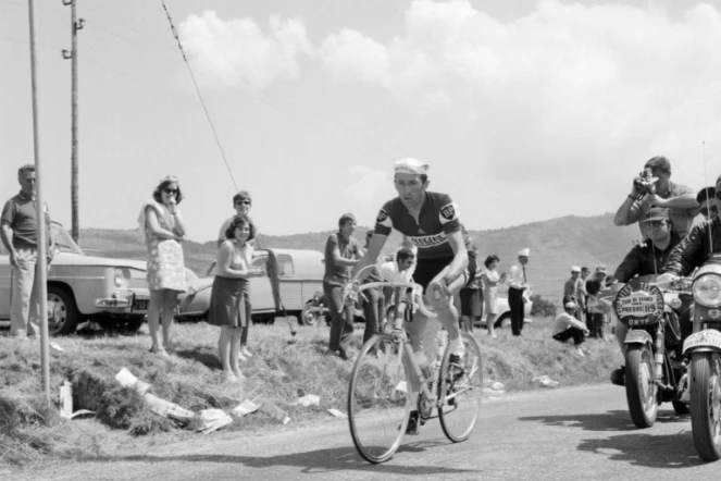 Le Français Roger Pingeon roule vers la victoire, le 14 juillet 1968, lors de la 15ème étape du Tour de France disputée entre Font Romeu et Albi. Pingeon terminera 5ème du Tour, remporté par le Néerlandais Jan Janssen