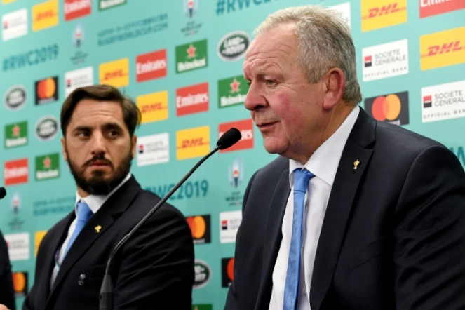 Agustin Pichot (à gauche) aux côté du patron de World Rugby Bill Beaumont (à droite) lors d'une conférence de presse après le tirage au sort de la Coupe du monde 2019 de rugby le 10 mai 2017 à Kyoto (Japon).
