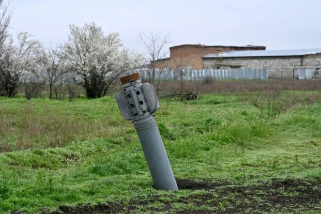 Un missile planté dans la terre d'un champ du village de Novogrygorivka, dans la région de Mykolaïv, le 10 avril 2023 en Ukraine