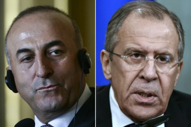 Montage de photos avec le ministre turc des Affaires étrangères Mevlut Cavusoglu (g), le 27 juillet 2015 à Lisbonne et son homologue russe, Sergueï Lavrov, le 27 novembre 2015 à Moscou