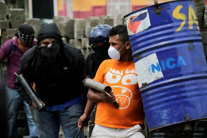 Manifestants antigouvernementaux armés de mortiers artisanaux lors d'affrontements avec la police anti-émeute etr de partsisans du gouvernement nicaraguyen dans la ville de Masaya le 19 juin 2018