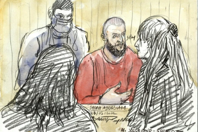 Croquis d'audience montrant Salah Abdeslam devant son avocate, le 23 mai 2022 à Paris durant le procès des attentats du 13-Novembre