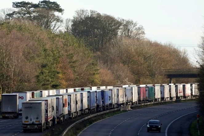 Des routiers immobilisés sur l'autoroute M20 conduisant au port de Douvres, le 25 décembre 2020 à Ashford   