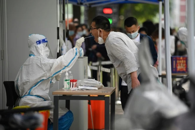 Test salivaire pour le coronavirus sur un site de dépistage à Pékin, le 13 juin 2022