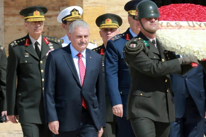 Le Premier ministre turc Binali Yildirim (c) et des membres de la haute hiérarchie militaire, lors d'une visite au mémorial Mustafa Kemal Ataturk à Ankara, le 28 juillet 2016