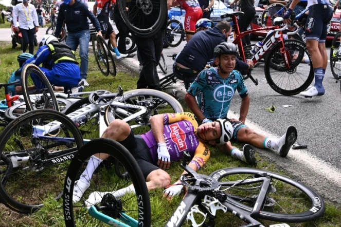 Chute massive de coureurs causée par une spectatrice lors de la première étape du Tour de France reliant Brest à Landerneau, le 26 juin 2021 