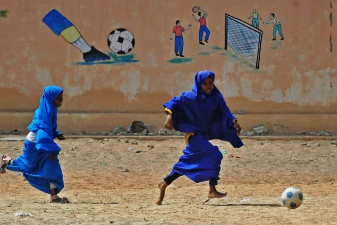 Des fillettes somaliennes jouent au foot à Mogadiscio, le 5 octobre 2016