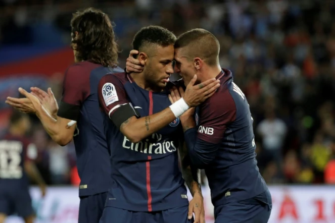 L'attaquant star du PSG Neymar (g) est congratulé par son coéquipier Marco Verratti après un but face à Toulouse au Parc des Princes, le 20 août 2017 