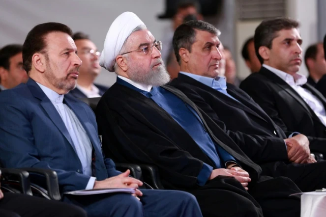 Une photo fournie par la présidence iranienne le 27 août 2019 montrant le président Hassan Rohani (deuxième à gauche) assistant à une cérémonie dans la capitale Téhéran