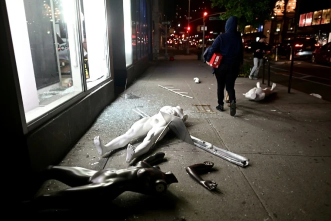 La vitrine d'un magasin brisée par des pillards dans un quartier du sud de Manhattan, le 1er juin 2020

