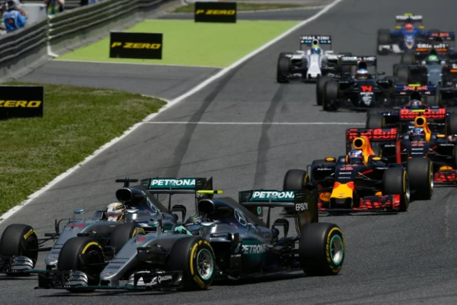 Les Mercedes de Lewis Hamilton (g) et de Nico Rosberg (d) à la lutte lors du 1er tour du GP d'Espagne de F1 sur le circuit de Montmelo près de Barcelone, le 15 mai 2016
