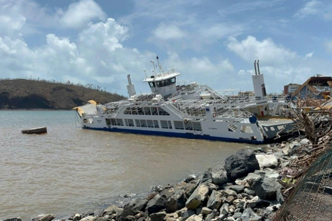 Un ferry inter-îles échoué près de la capitale Mamoudzou après le passage du cyclone Chido à Mayotte, dans l'océan Indien, le 15 décembre 2024