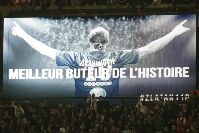 Hommage à Zlatan Ibrahimovic au Parc des Princes, nouveau meilleur buteur de l'histoire du PSG, lors du match contre l'OM le 4 octobre 2015