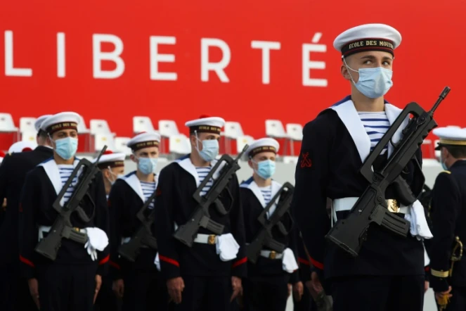 Des membres de l'Ecole des mousses, de la Marine, avant le défilé sur la place de la Concorde le 14 juillet 2020 à Paris