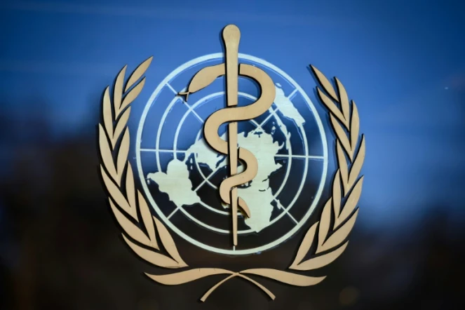 Emblème de l'Organisation mondiale de la santé au siège de l'OMS à Genève le 24 février 2020