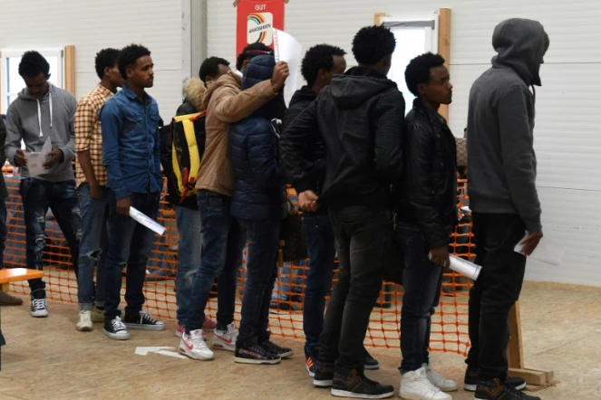 Des migrants attendent de se faire enregistrer dans un centre pour demandeurs d'asile, le 15 novembre 2016 à Erding, près de Munich,en Allemagne
