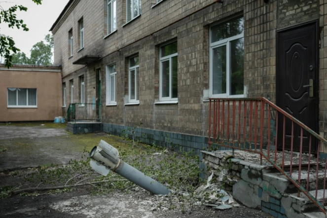 Un missile non explosé fiché au pied d'un immeuble à Lyssytchansk, dans le Donbass (est de l'Ukraine), le 14 mai 2022