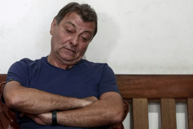 Cesare Battisti pose lors d'un entretien avec l'AFP, le 20 octobre 2017 à Cananeia au Brésil