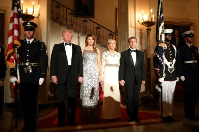 le président Donald Trump et son épouse Melania Trump se tiennent à côté du président Emmanuel Macron et son épouse Brigitte Macron avant le diner à la Maison Blanche à Washington, DC, le 24 avril 2018