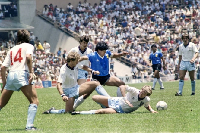 Le milieu de terrain Diego Maradona slalome au milieu de la défense anglaise avant de marquer le 2e but, lors de la victoire de l'Argentine (2-1) en quart de finale de la Coupe du monde, le 22 juin 1986 à Mexico