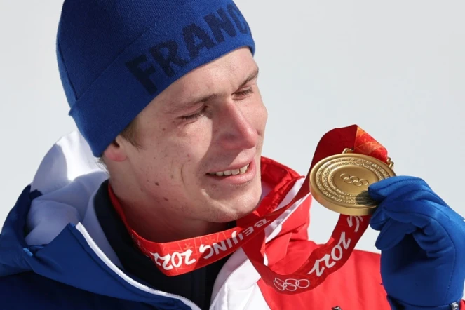 Le Français Clément Noël reçoit sa médaille d'or après le slalom des Jeux olympiques de Pékin, le 16 février 2022