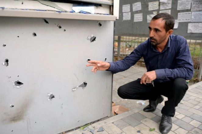 Un kiosque endommagé par des éclats d'obus à Tatar, en Azerbaïdjan, le 28 septembre 2020