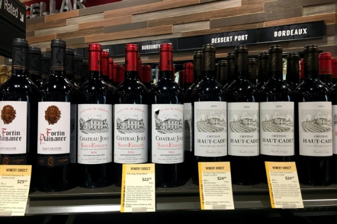 Des bouteilles de vins français sur le présentoir d'un magasin de spiritueux le 3 décembre 2019 à Arlington (Etats-Unis, Etat de  Virginie)