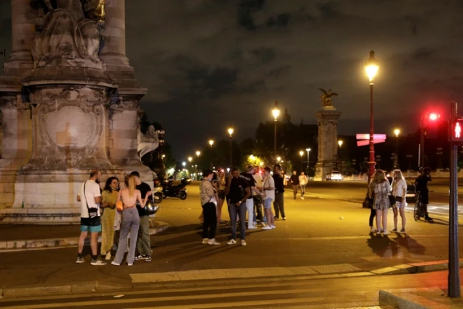Près des Invalides à Paris, dans la nuit du 11 au 12 juin 2021, ils bravent le couvre-feu