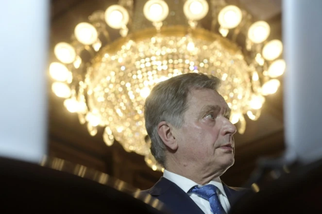 Le président finlandais Sauli Niinisto répond à la presse à Helsinki après avoir été réélu au premier tour le 28 janvier 2018.