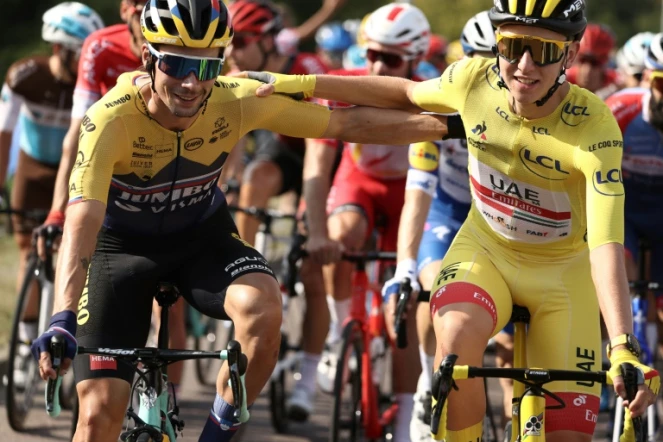 Les Slovènes Primoz Roglic (g) et Tadej Pogacar, maillot jaune, au départ de la dernière étape du Tour de France, le 20 septembre 2020 entre Mantes-la-Jolie et les Champs Elysées 