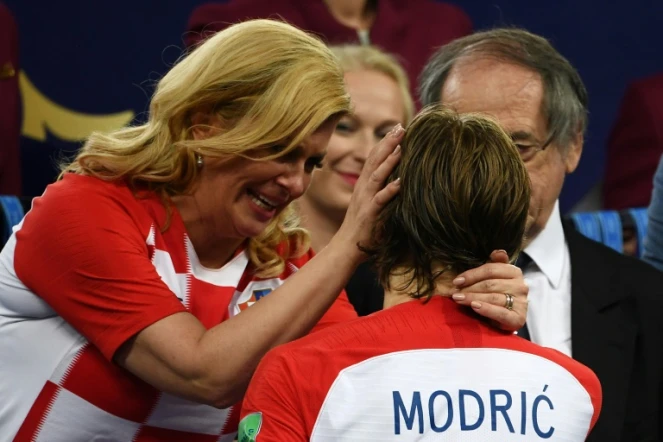 La présidente croate Kolinda Grabar-Kitarovic réconforte Luka Modric après la défaite en finale du Mondial face à la France, le 15 juillet 2018 à Moscou