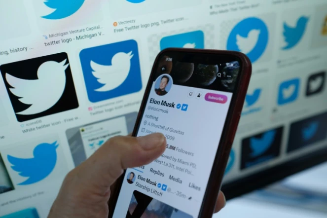 Profil Twitter d'Elon Musk, propriétaire du réseau social, marqué du badge bleu d'authentification payant, le 20 avril 2023 à Los Angeles